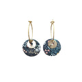 Boucles d’oreilles cuir et liège motif floral sur fond bleu créoles dorées en acier inoxydable