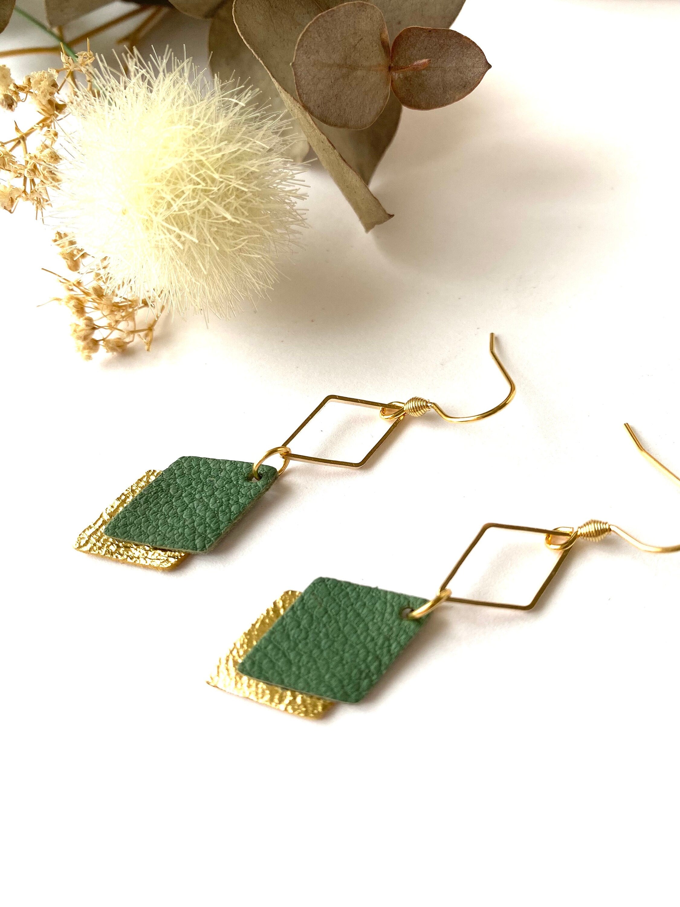 Boucles d'oreilles cuir vert et or, boucles d'oreilles graphiques losanges vert de gris et doré - modèle LISÉA -cadeau noël pour elle