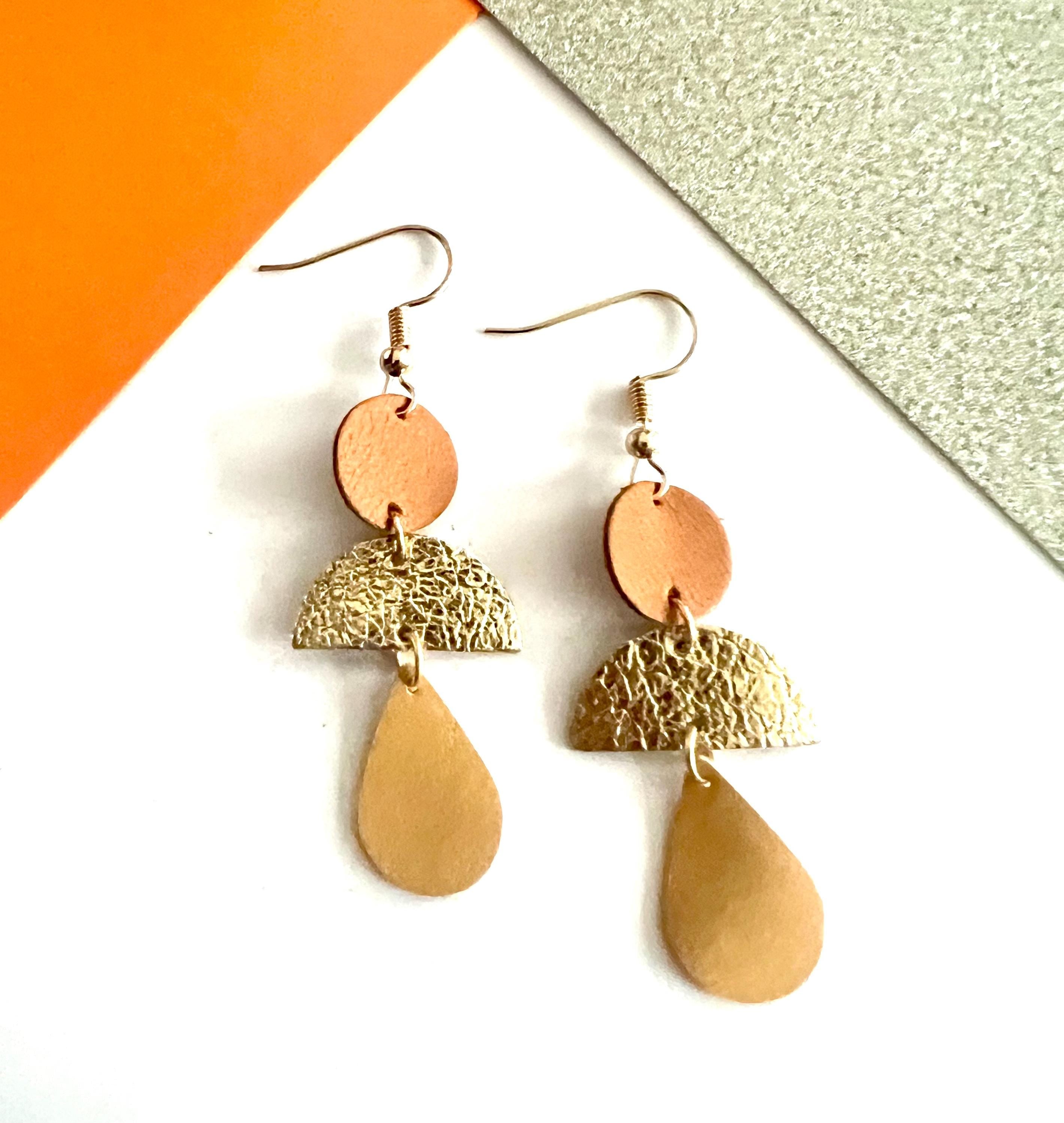 Boucles d’oreilles géométriques en cuir upcyclé, boucles pendantes légères faites main, bijoux artisanaux femme camel doré ocre cadeau