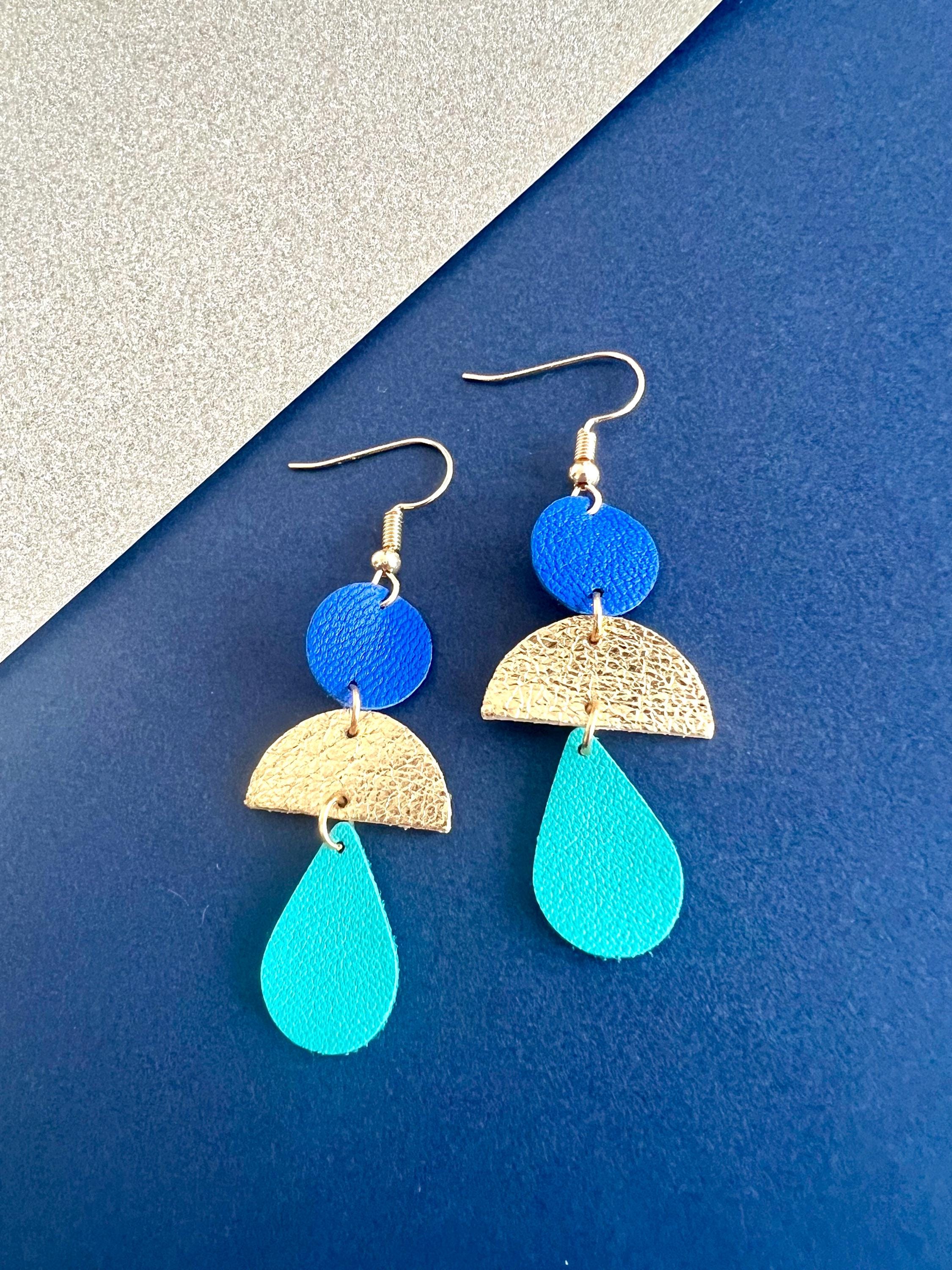 Boucles d’oreilles bohème chic en cuir upcyclé, modèle géométrique fait main, bijou artisanal léger bleu roi doré et turquoise cadeau femme