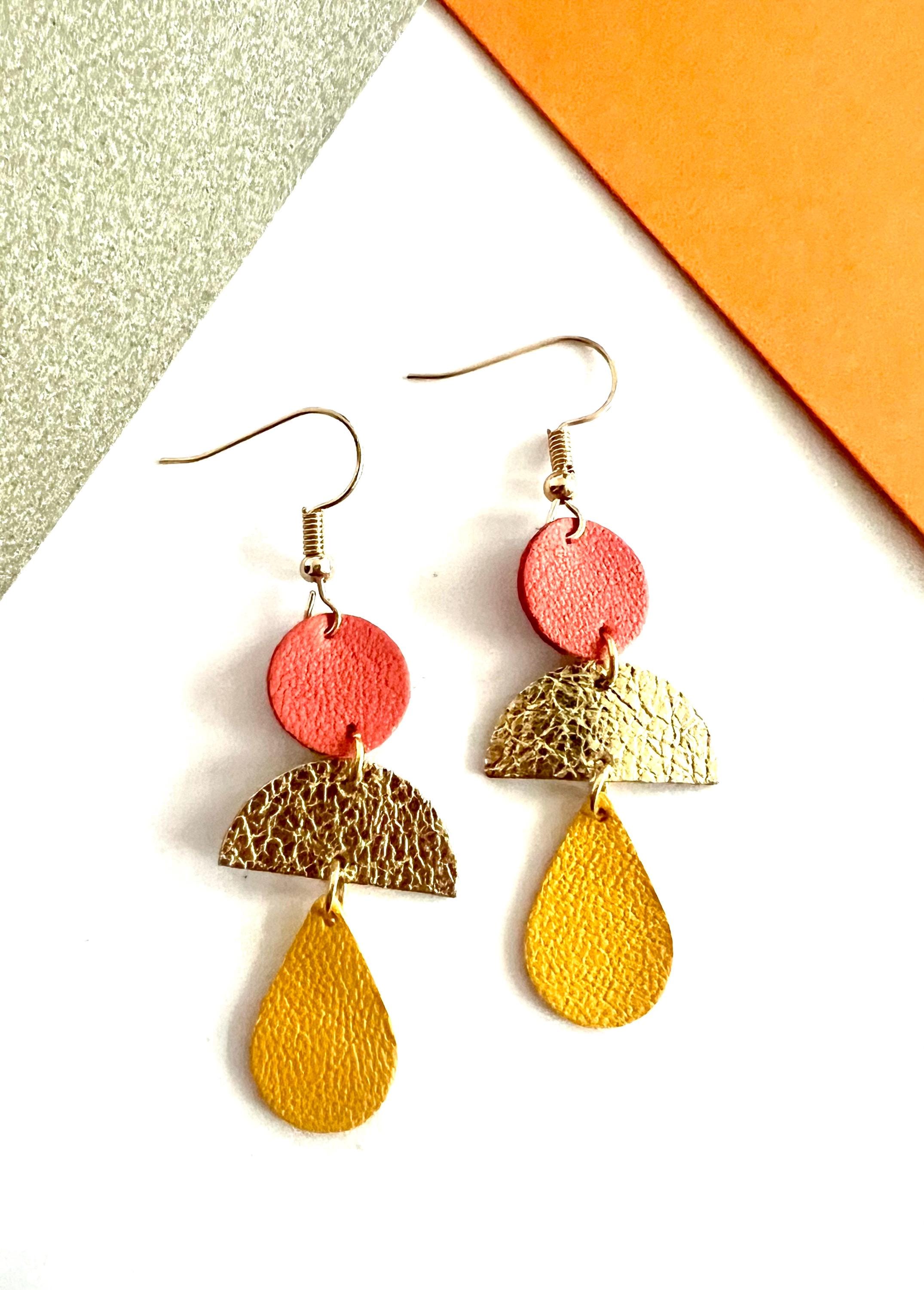 Boucles d’oreilles en cuir graphiques et colorées, bijou géométrique fait main, artisanal léger corail doré et jaune cadeau pour elle
