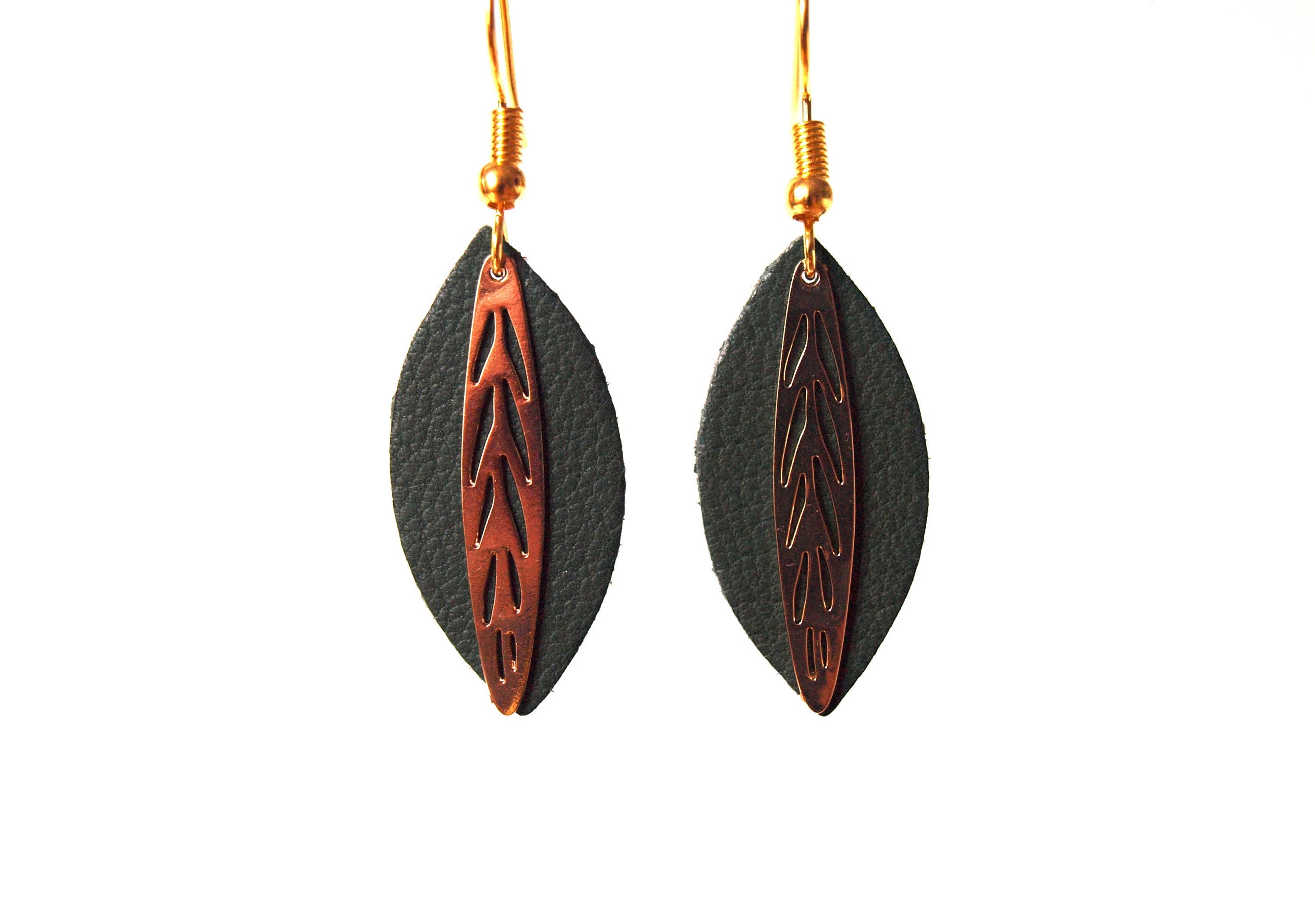 Boucles d'oreilles cuir et laiton feuille de cuir vert sur monture dorée - cadeau femme - vert et or - modèle Fiona