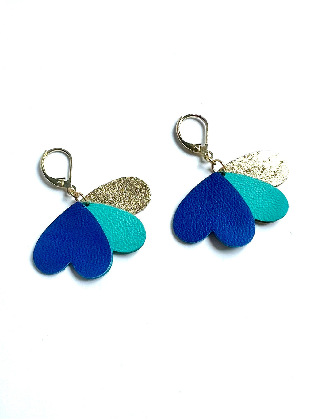Boucles d’oreilles cœurs bleu turquoise et or en cuir upcyclé, bijoux artisanaux légers faits main, boucles pendantes femme, cadeau original