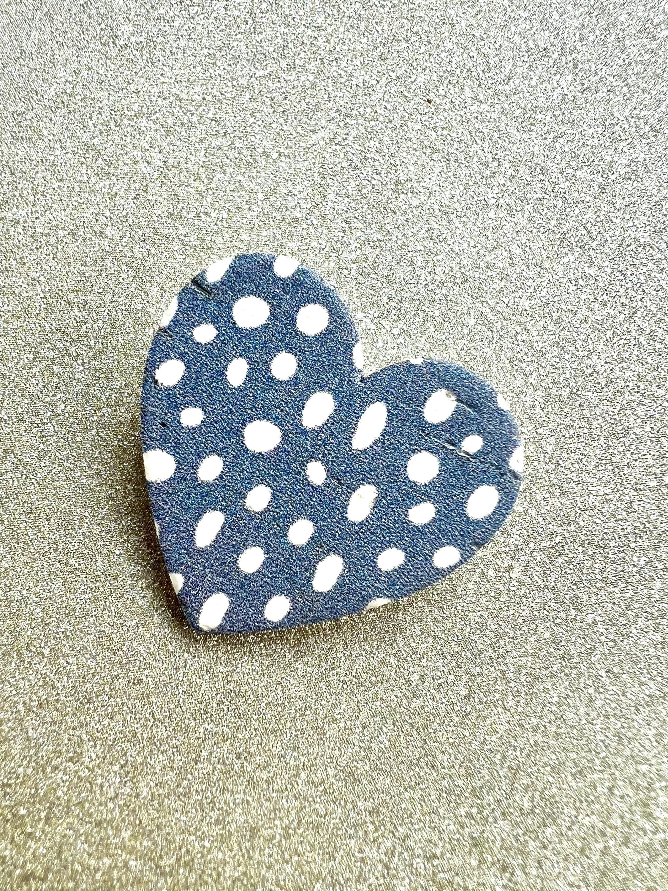 Broche bleue à pois blancs en liège forme cœur - cadeau fête des mères  cadeau maîtresse - cadeau pour elle - cadeau femme  broche originale