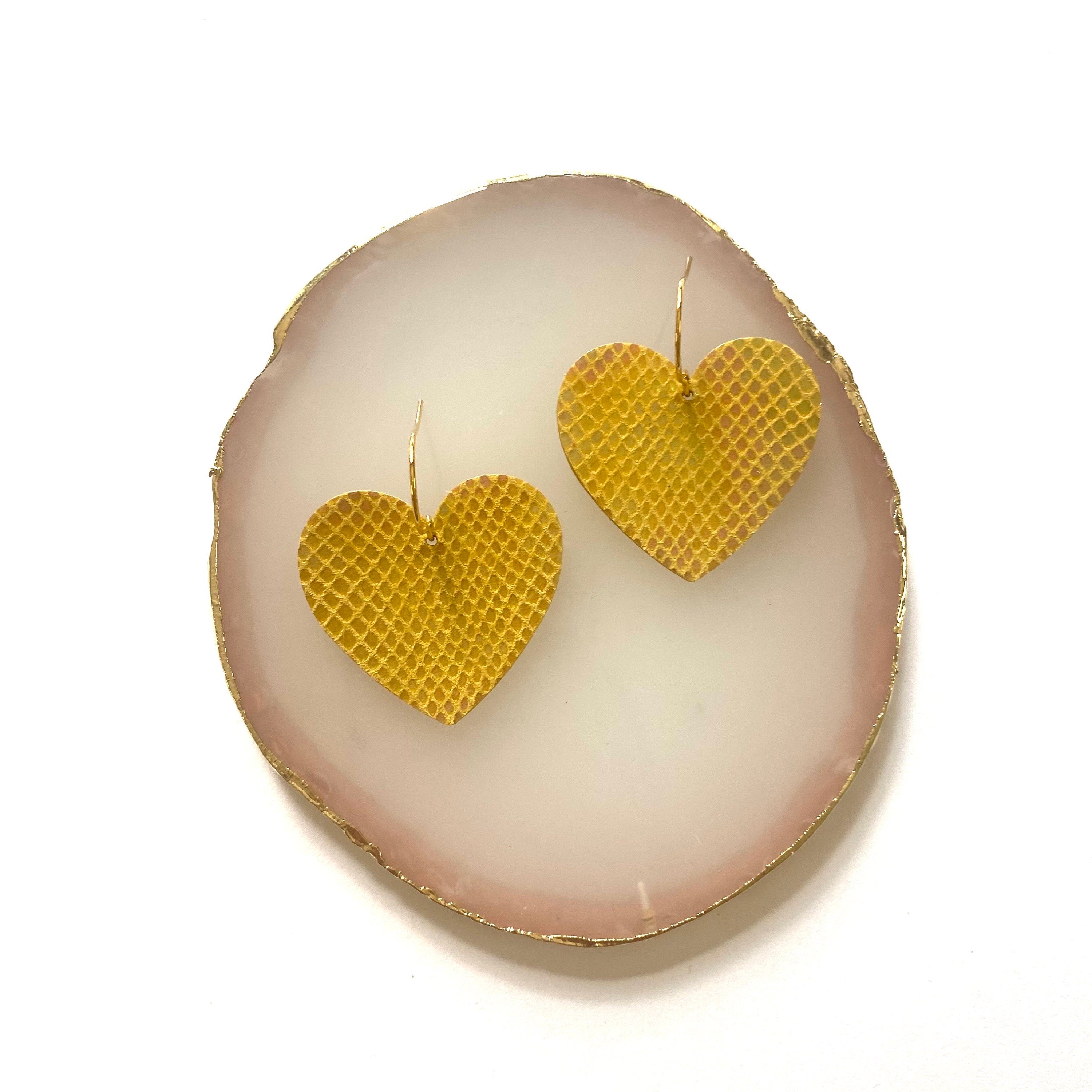 Boucles d’oreilles cœur jaune pastel en cuir
