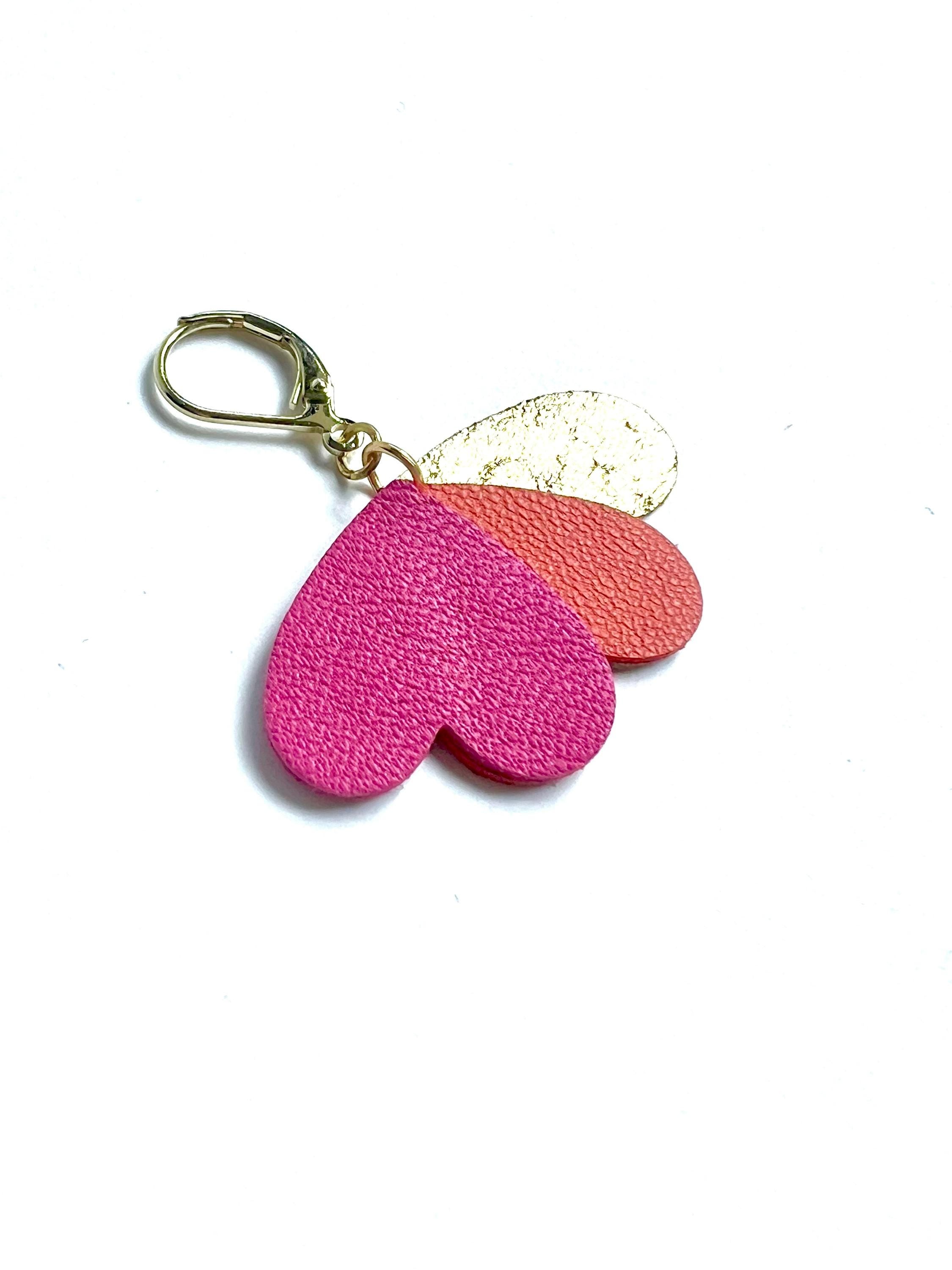 Boucles d’oreilles cœurs en cuir upcyclé, bijoux artisanaux légers faits main boucles pendantes femme, cadeau original, fuchsia corail et or