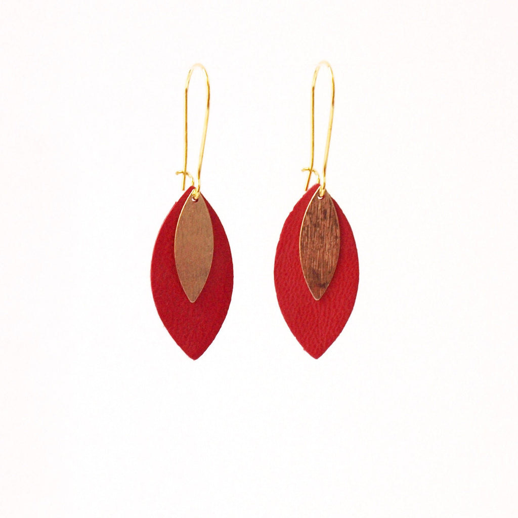 Boucles d'oreilles feuille de cuir rouge et or modèle AVA