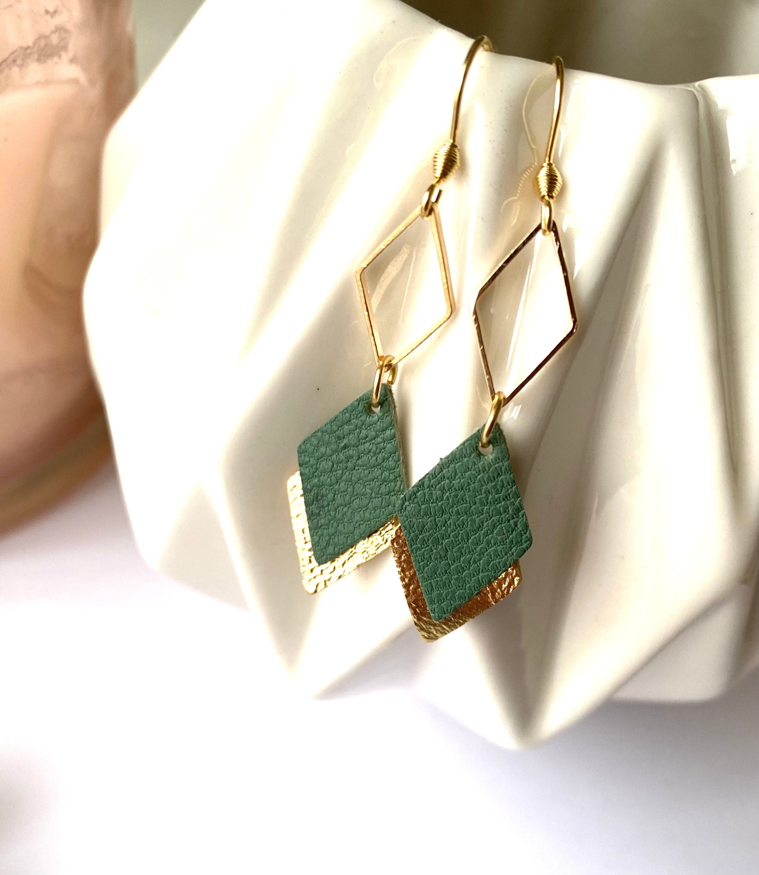 Boucles d'oreilles cuir vert et or, boucles d'oreilles graphiques losanges vert de gris et doré - modèle LISÉA -cadeau noël pour elle