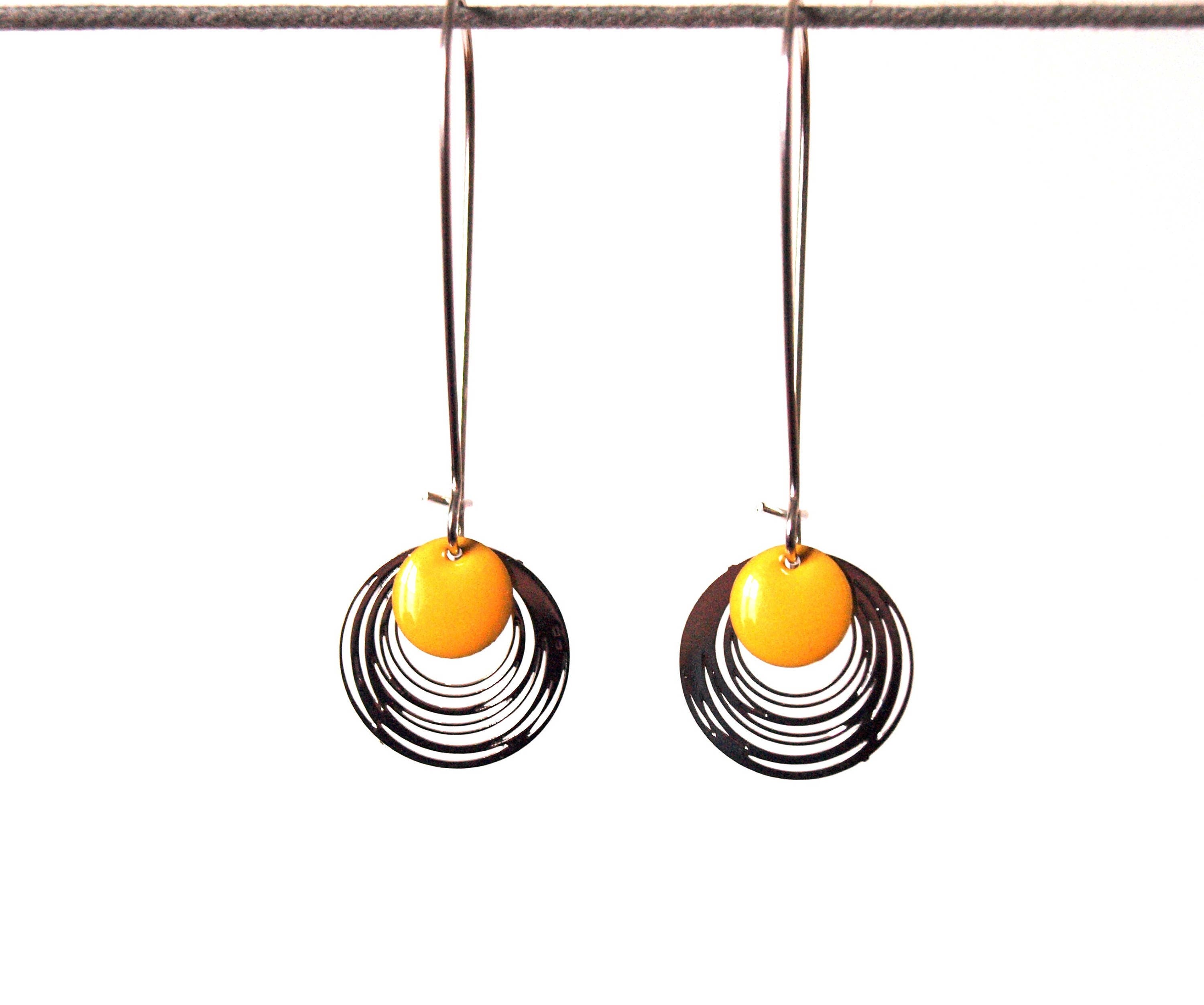 Boucles d'oreilles sequins émaillés argentées et jaune - design minimaliste et épuré - rond - by nat m