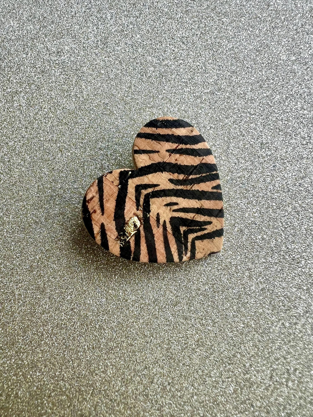 Broche coeur motif zèbre en liège imprimé  doublé de cuir - cadeau fête des mères - cadeau maîtresse - cadeau pour elle
