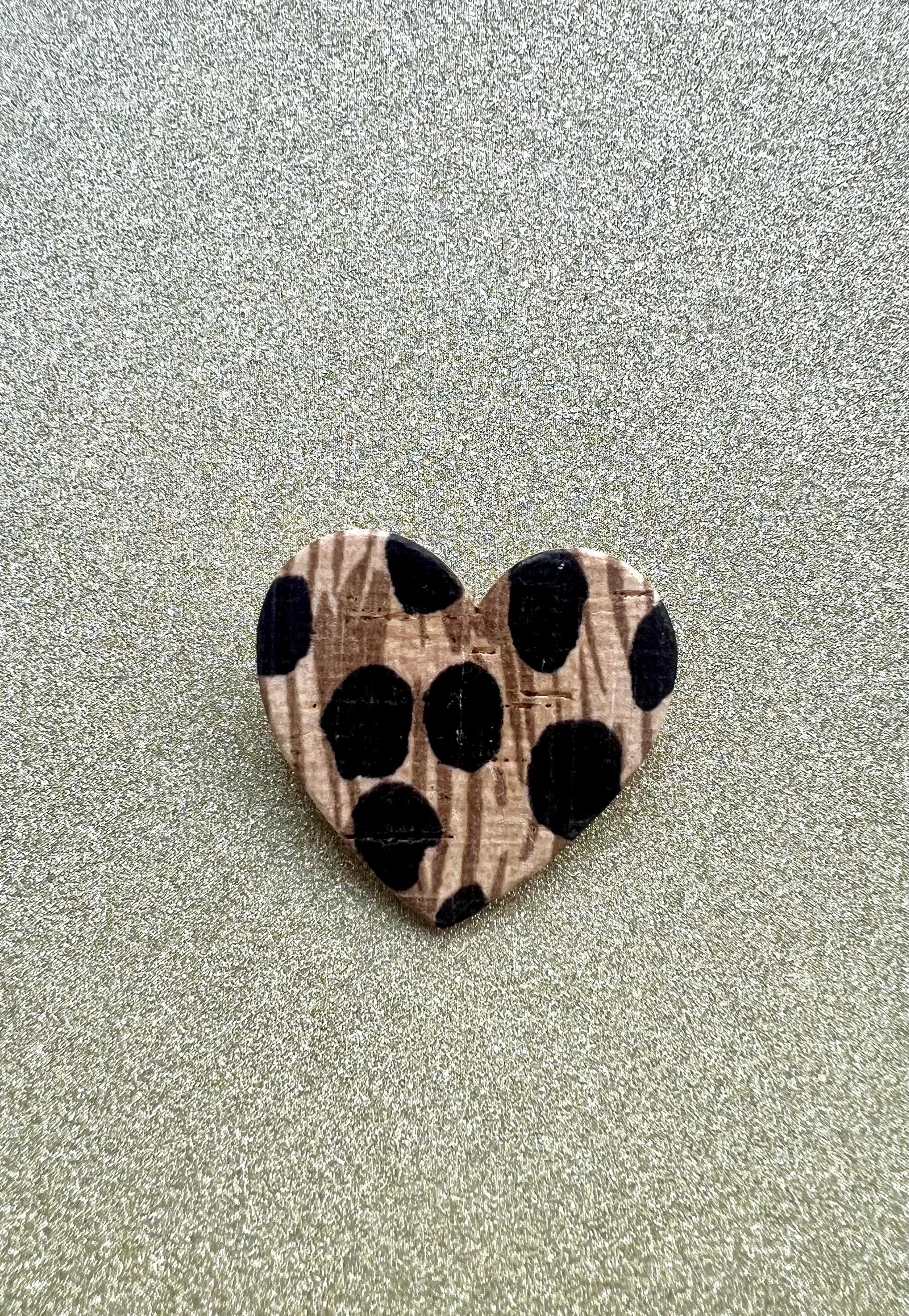 Broche léopard cœur en liège - cadeau fête des mères - cadeau maîtresse - cadeau pour elle - cadeau femme  broche originale
