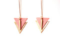 Boucles d'oreilles triangles cuir rose indien et or graphiques, grands crochets style dormeuses dorés laiton et cuir