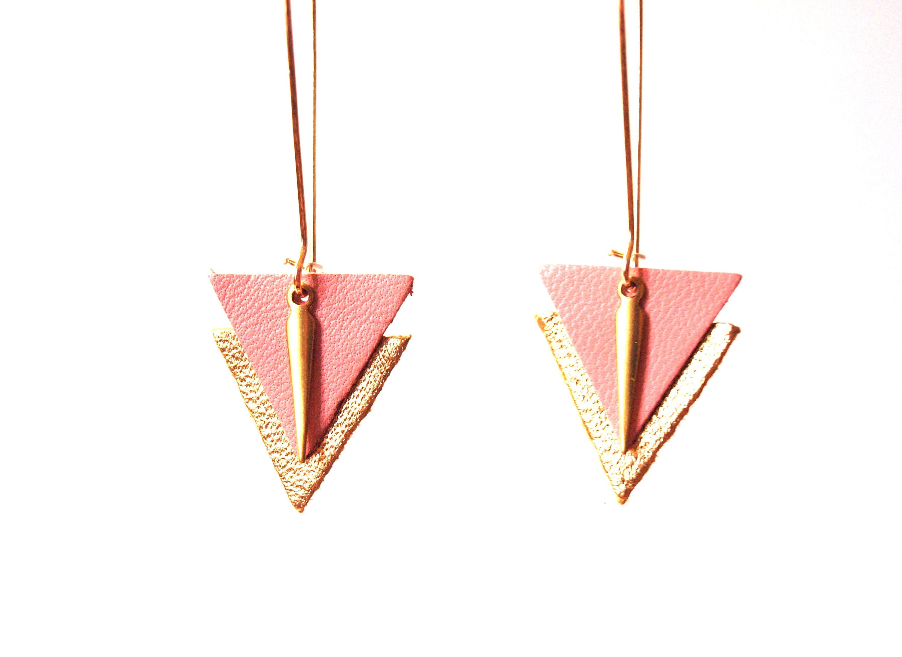 Boucles d'oreilles triangles cuir rose indien et or graphiques, grands crochets style dormeuses dorés laiton et cuir