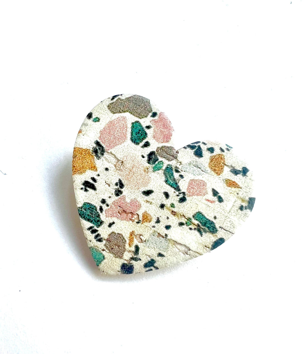 Broche terrazzo cœur en liège et cuir - cadeau fête des mères - cadeau maîtresse - cadeau pour elle - cadeau femme - broche originale