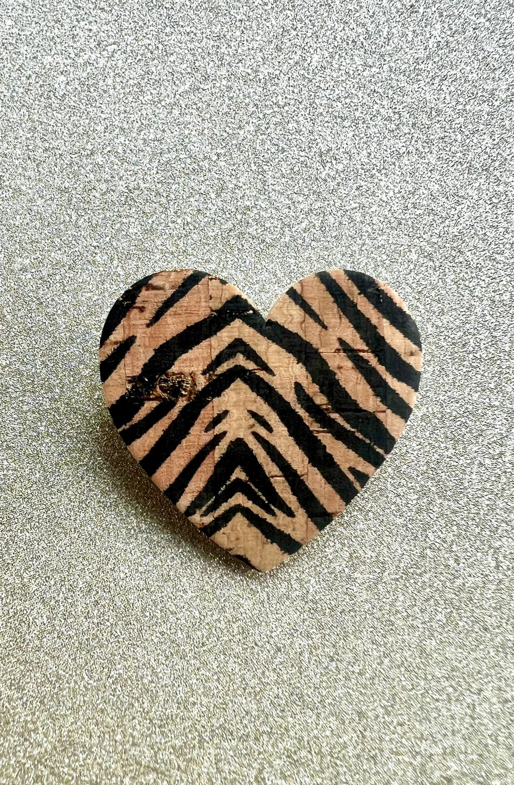 Broche coeur motif zèbre en liège imprimé  doublé de cuir - cadeau fête des mères - cadeau maîtresse - cadeau pour elle