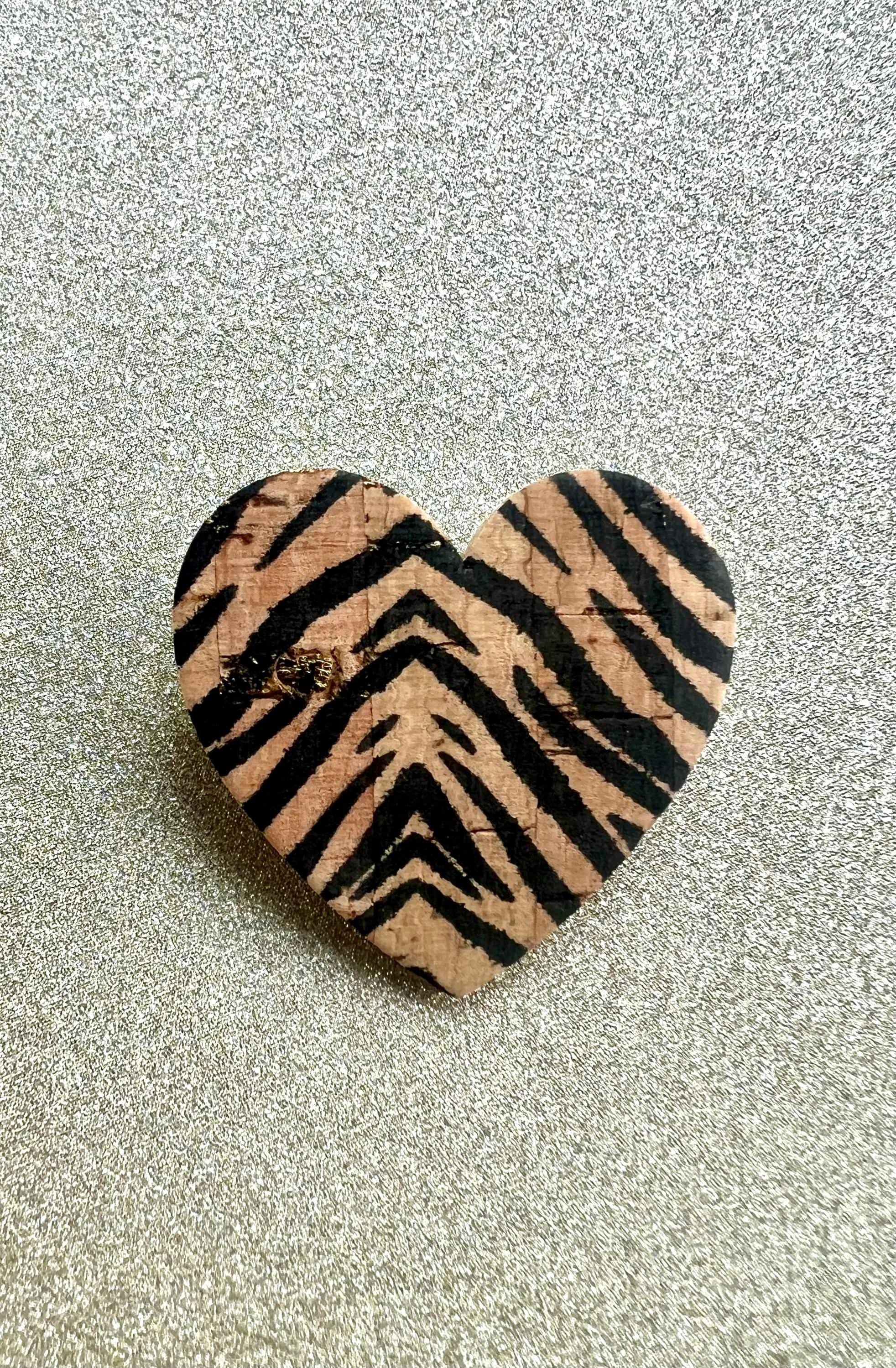 Broche coeur motif zèbre en liège imprimé  doublé de cuir - cadeau fête des mères - cadeau maîtresse - cadeau pour elle
