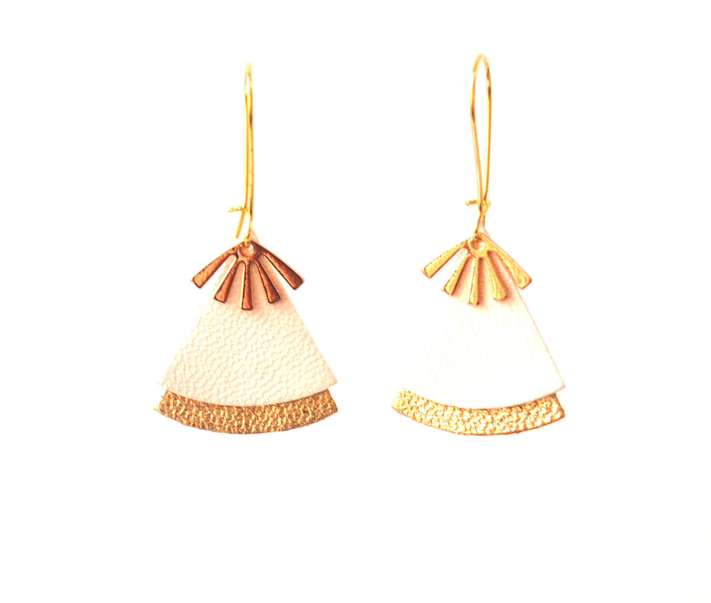 Boucles d'oreilles éventail cuir blanc et or, laiton doré - boucles d'oreilles japonisantes - boucles d'oreilles ethniques modèle STELLA