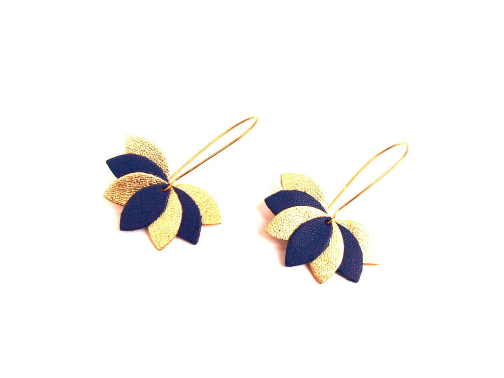 Boucles d'oreilles cuir, feuilles bleu roi et doré, fleur de cuir graphique sur monture dormeuse dorée. cadeau femme - cadeau pour elle