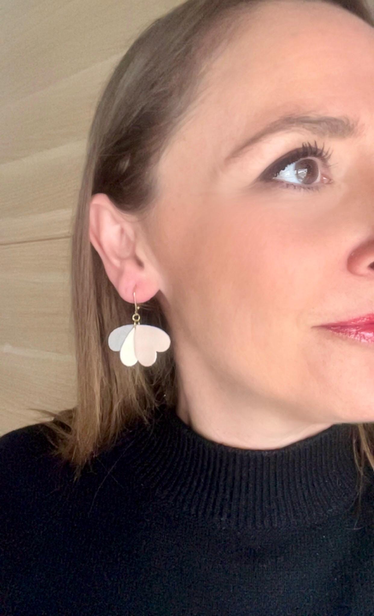 Boucles d’oreilles nude cœurs en cuir upcyclé, bijoux artisanaux légers faits main pour femme, cadeau original, fête des mères