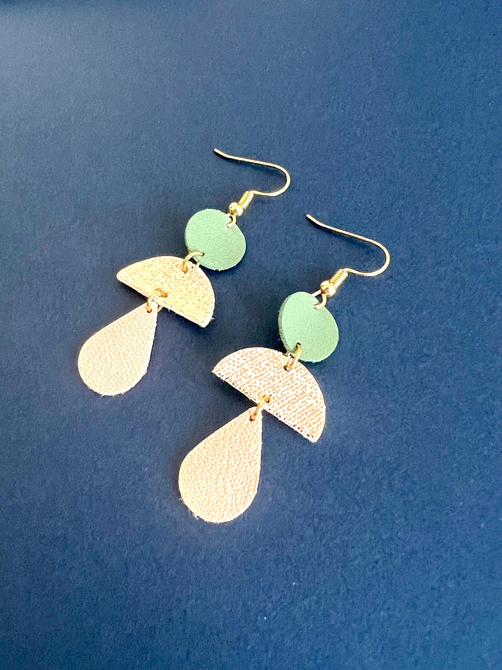 Boucles d’oreilles géométriques en cuir upcyclé, boucles pendantes légères faites main, bijoux artisanaux femme vert sauge nude or rose