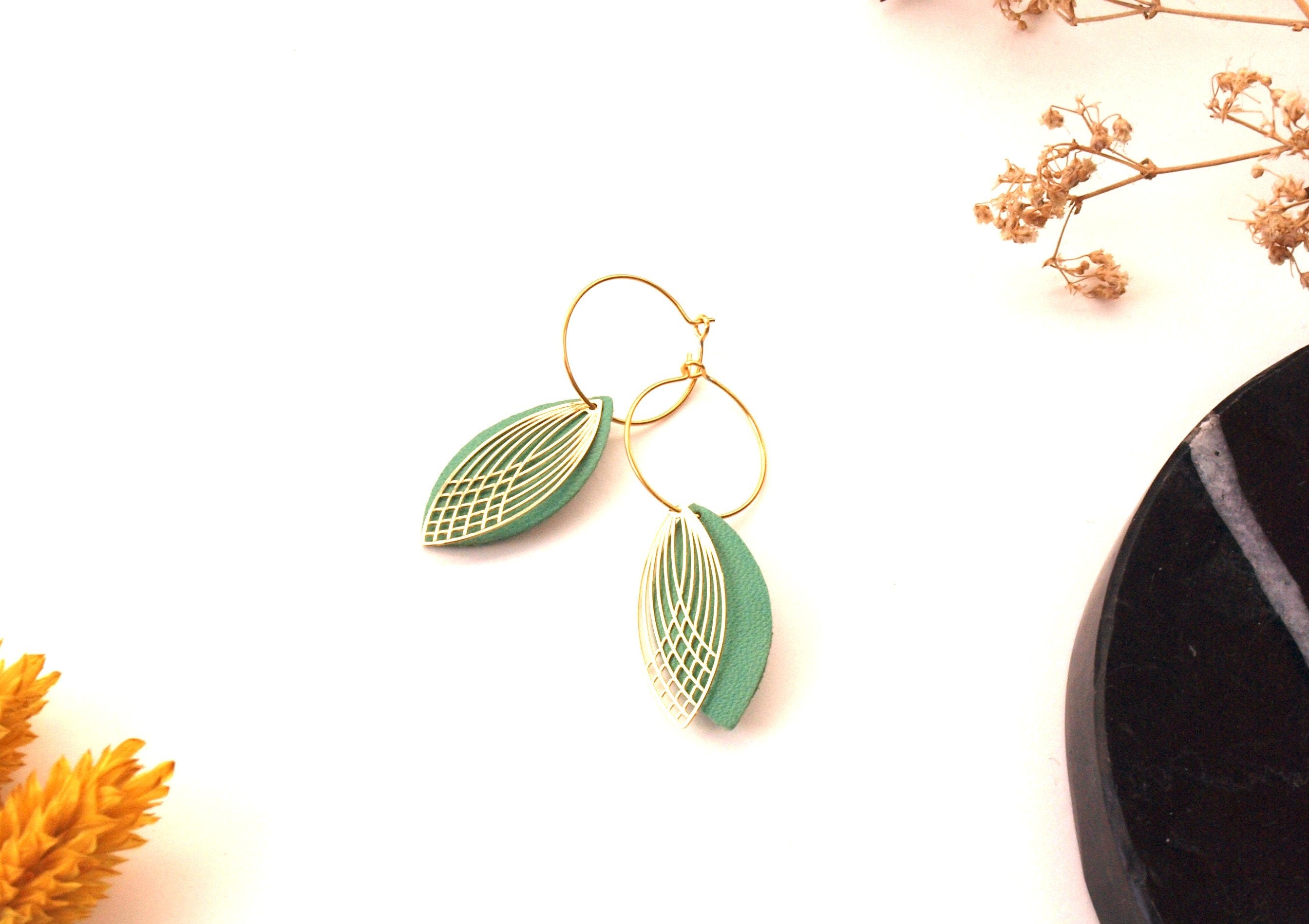 Boucles d'oreilles vert clair - créoles en acier inoxydable et cuir - créoles style art déco - modèle SIENNA