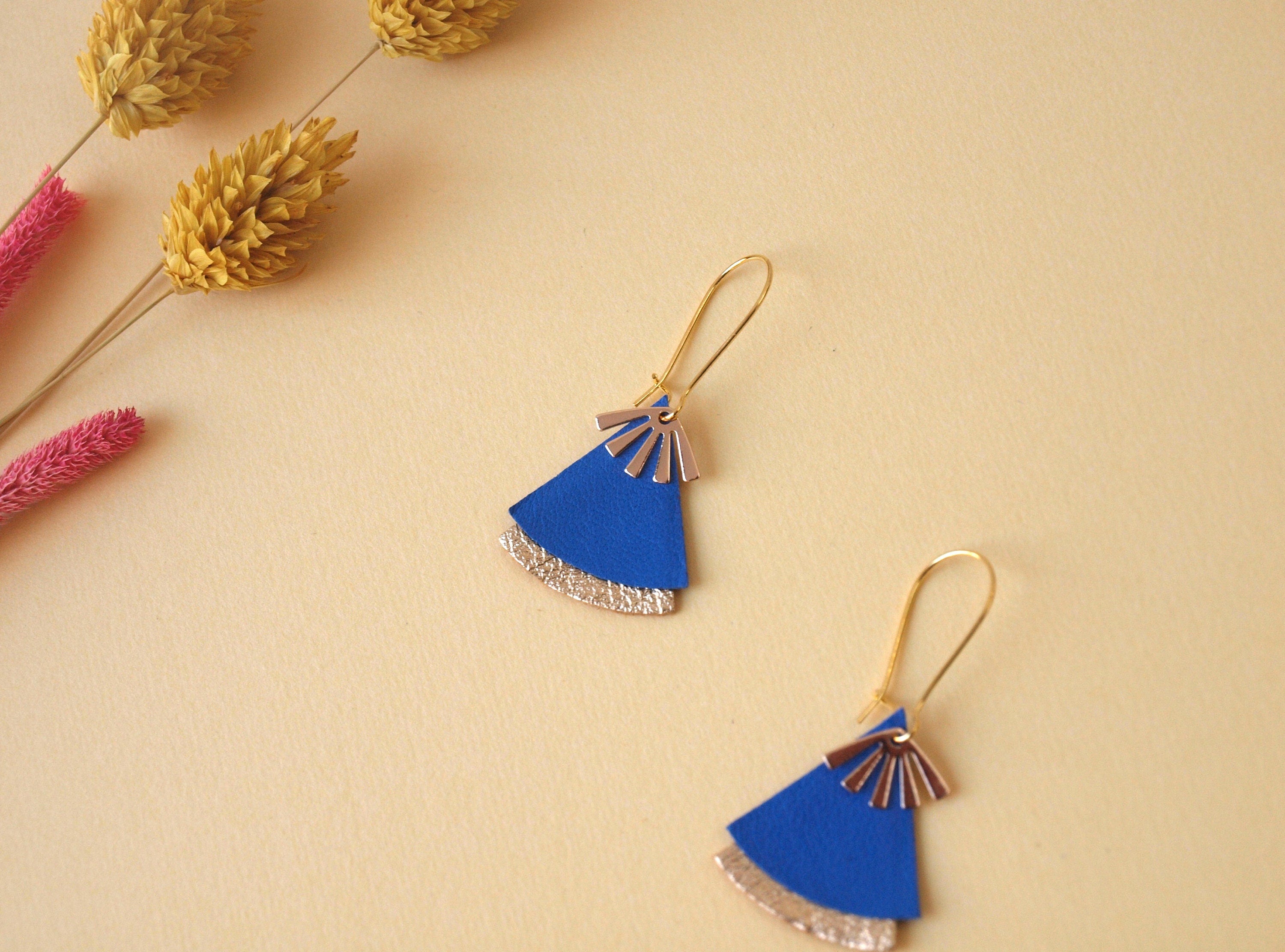 Boucles d'oreilles originales en cuir bleu et or, bleu vif, lavande et doré - forme éventail - style art déco, ethniques modèle STELLA