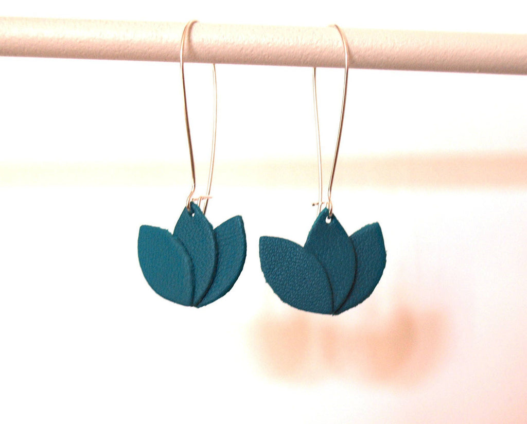 Boucles d'oreilles cuir bleu turquoise et argenté, fleur de lotus en cuir sur monture dormeuse argentée - cadeau femme