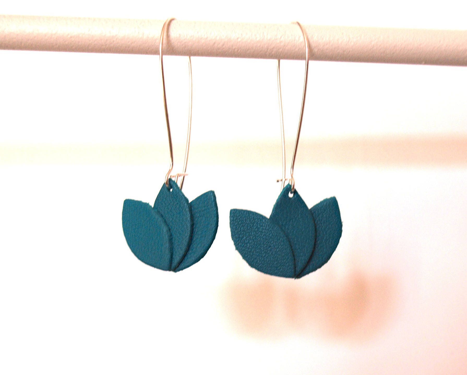 Boucles d'oreilles cuir bleu turquoise et argenté, fleur de lotus en cuir sur monture dormeuse argentée - cadeau femme
