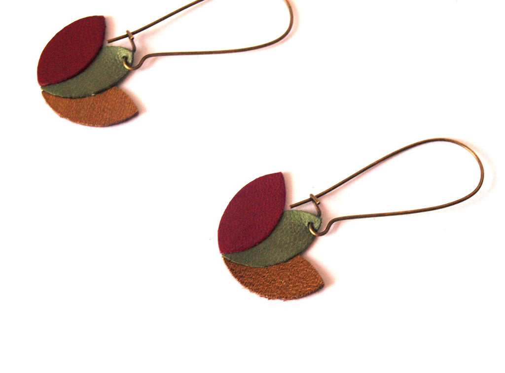 Boucles d'oreilles fleur de lotus en cuir prune vert kaki et bronze - sur monture dormeuse bronze - cadeau pour elle noël