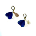 Boucles d’oreilles cœurs bleu marine blanc et or cuir upcyclé, bijoux artisanaux légers faits main, boucles pendantes femme, cadeau original