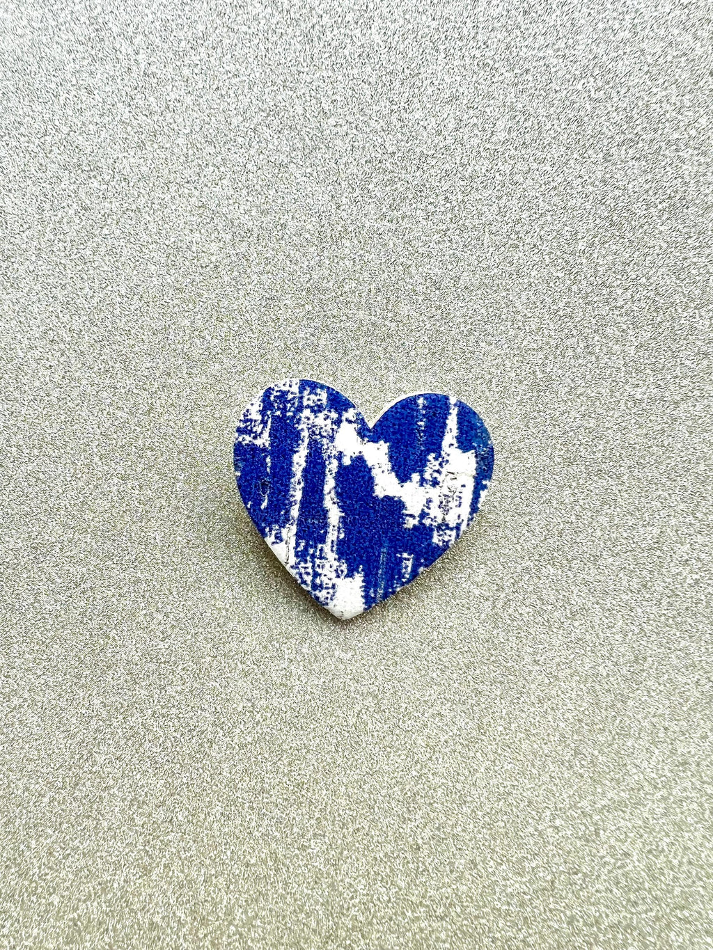 Broche cœur bleu et blanc en liège et cuir - cadeau fête des mères - cadeau maîtresse - cadeau pour elle - cadeau femme  broche originale