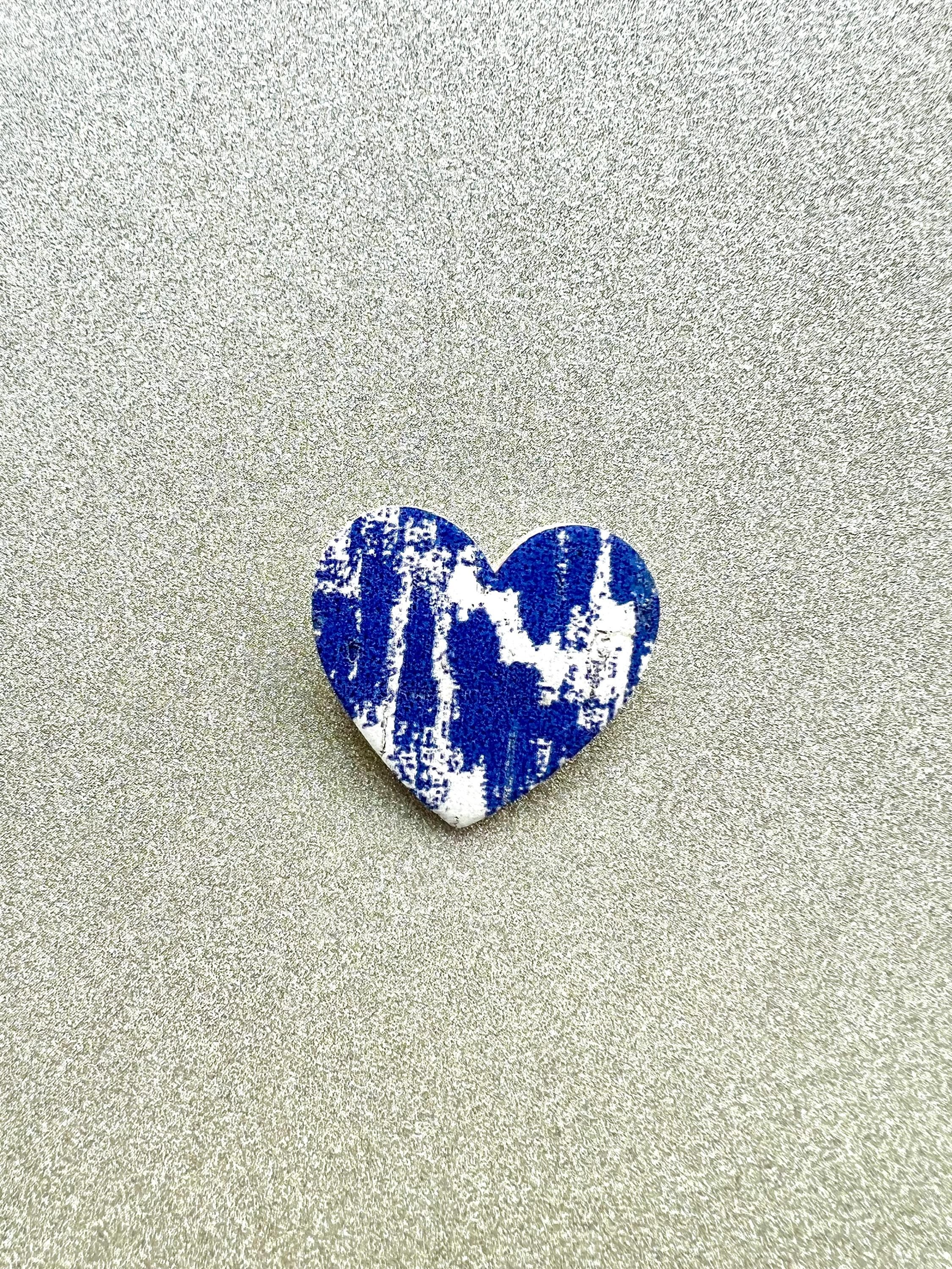 Broche cœur bleu et blanc en liège et cuir - cadeau fête des mères - cadeau maîtresse - cadeau pour elle - cadeau femme  broche originale