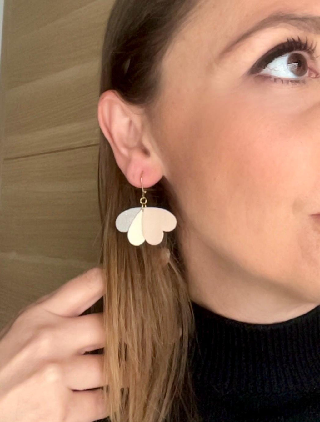 Boucles d’oreilles nude cœurs en cuir upcyclé, bijoux artisanaux légers faits main pour femme, cadeau original, fête des mères