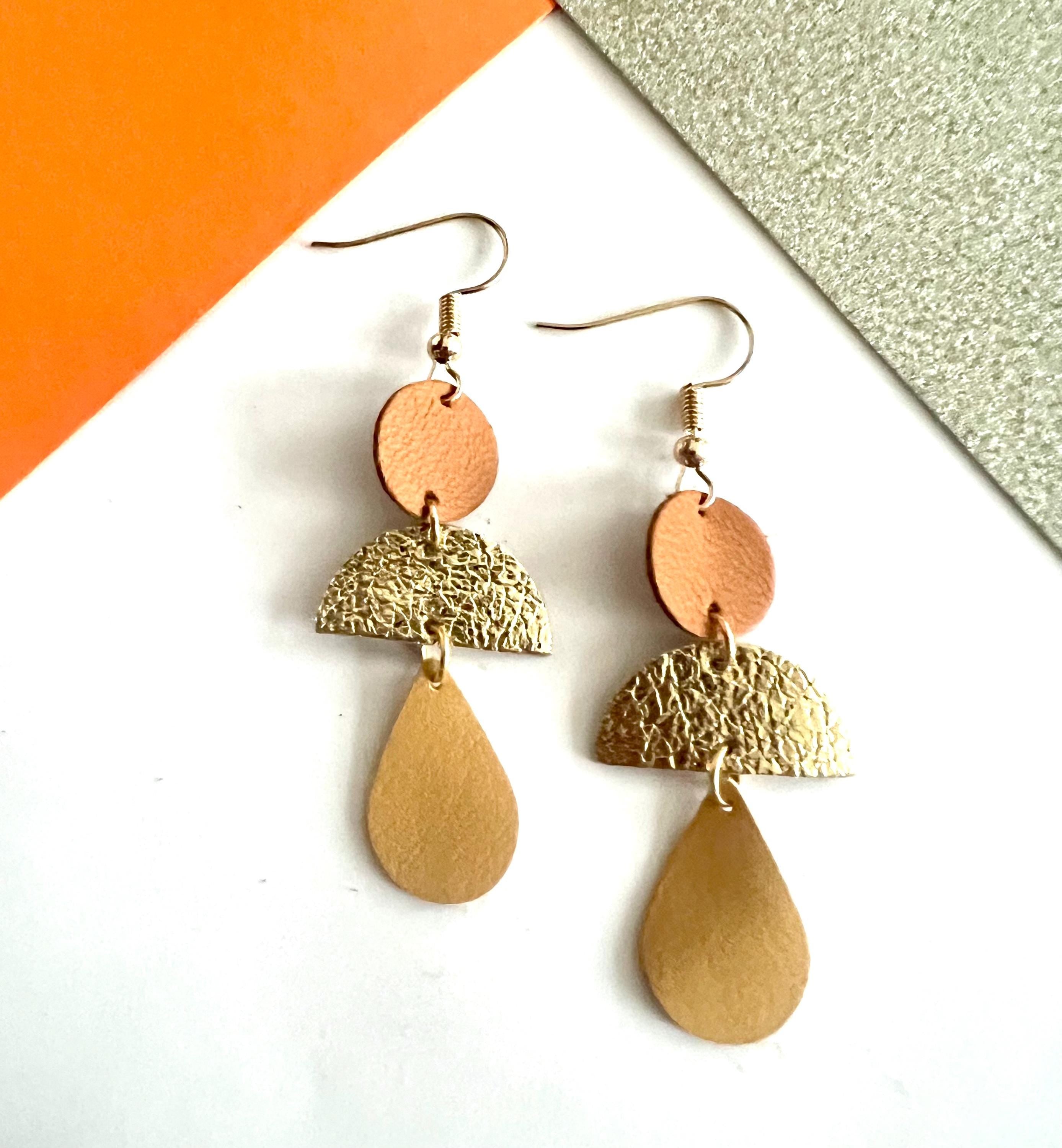 Boucles d’oreilles géométriques en cuir upcyclé, boucles pendantes légères faites main, bijoux artisanaux femme camel doré ocre cadeau