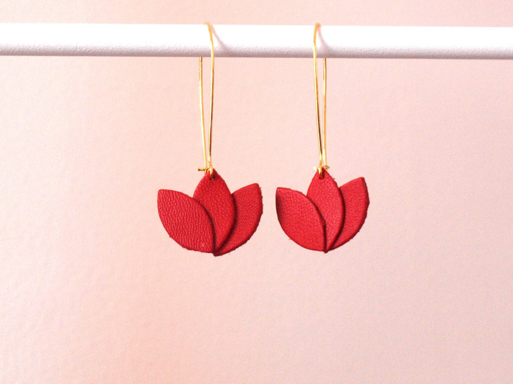 Boucles d'oreilles cuir rouge et or, fleur de cuir sur monture dormeuse dorée