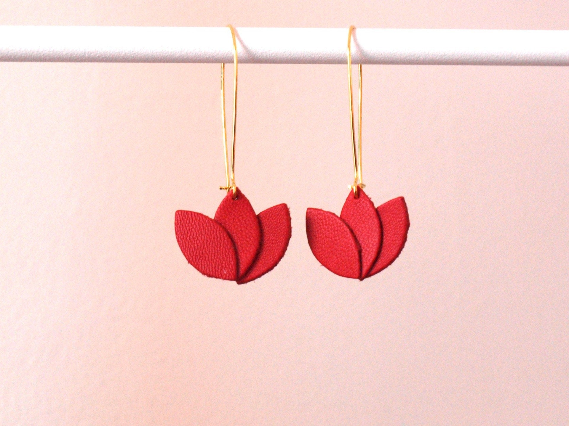 Boucles d'oreilles cuir rouge et or, fleur de cuir sur monture dormeuse dorée