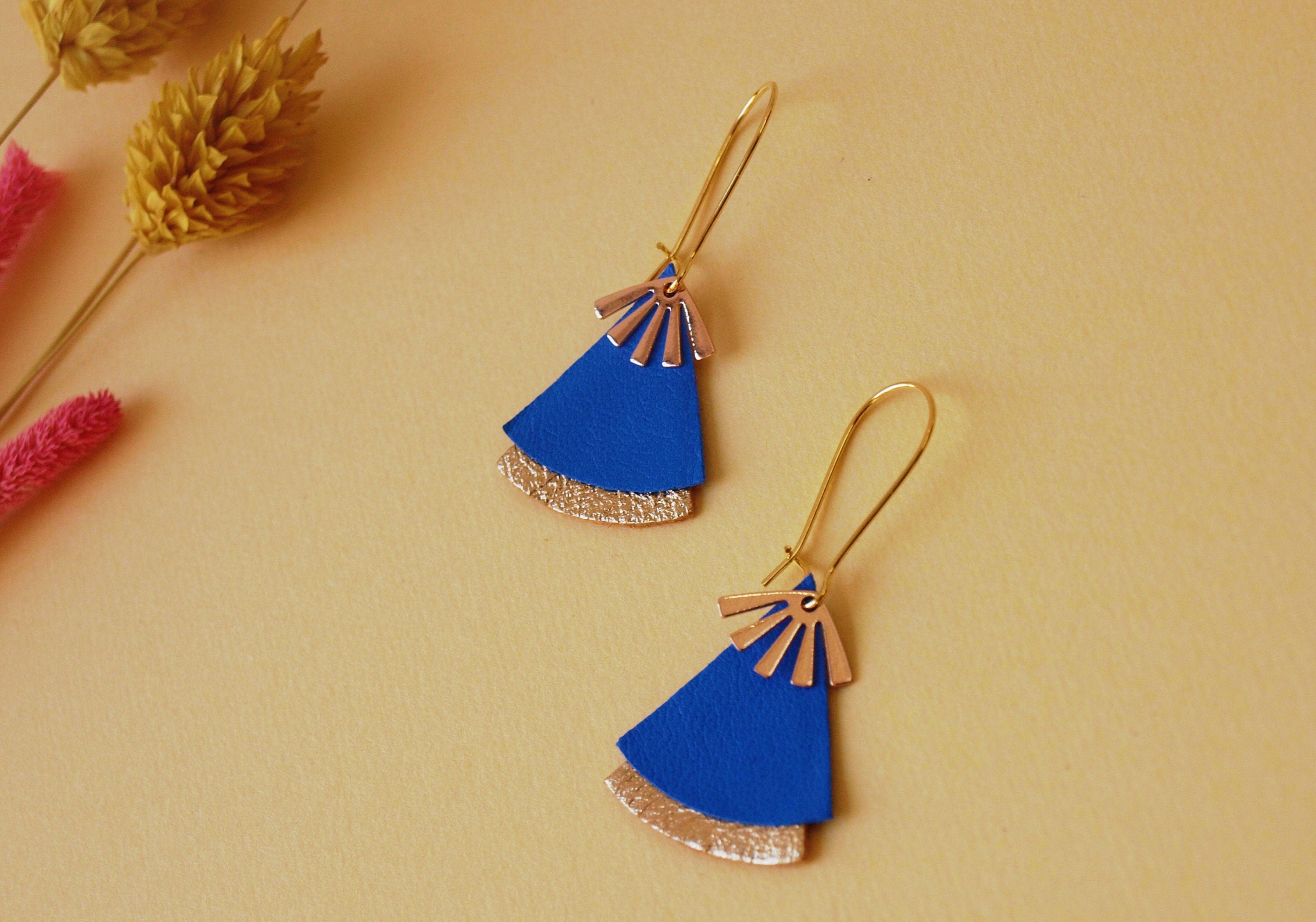 Boucles d'oreilles originales en cuir bleu et or, bleu vif, lavande et doré - forme éventail - style art déco, ethniques modèle STELLA