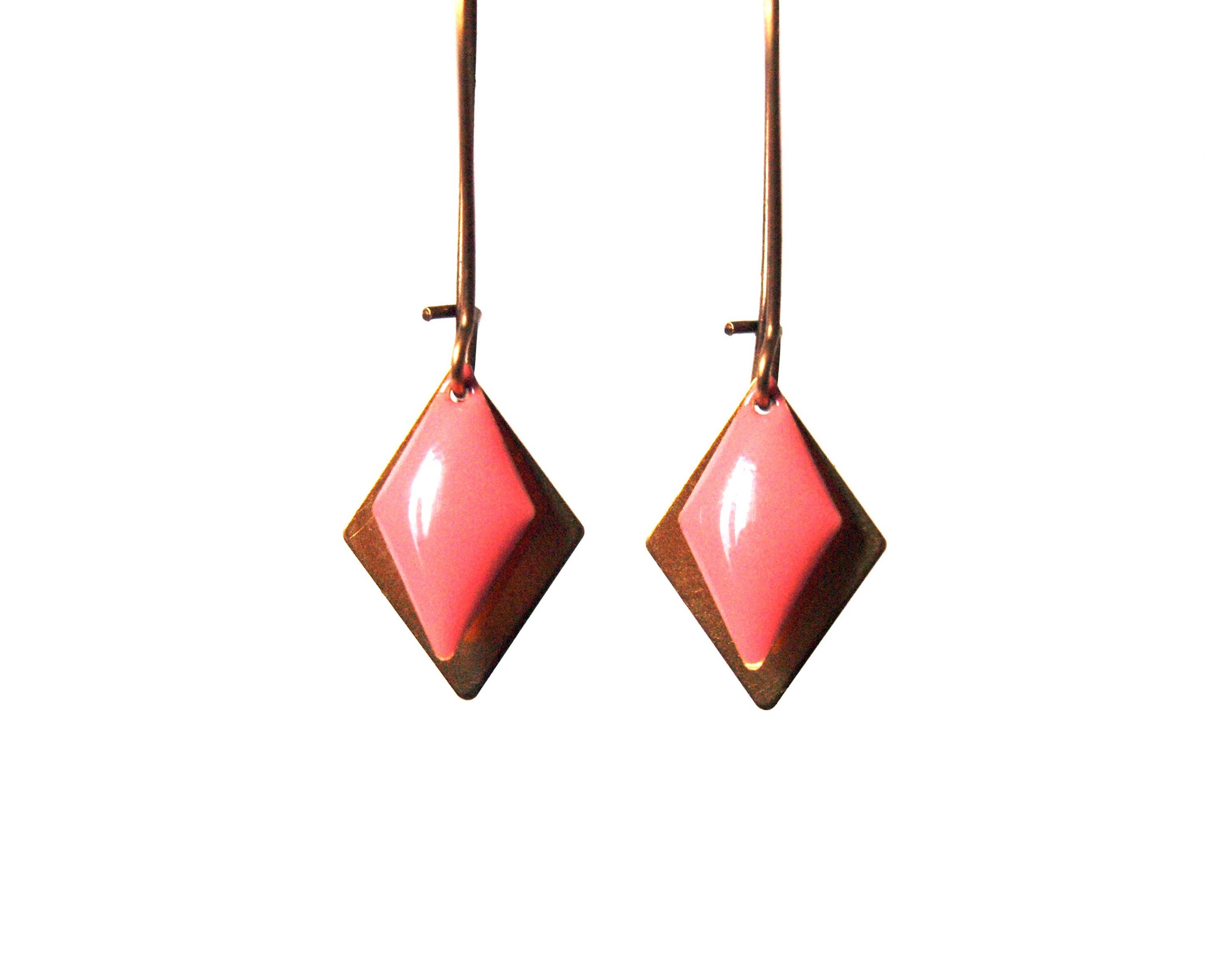Boucles d'oreilles sequin émaillé graphiques - losange émaillé rouge grenat sur laiton brut - monture bronze - cadeau de noël femme