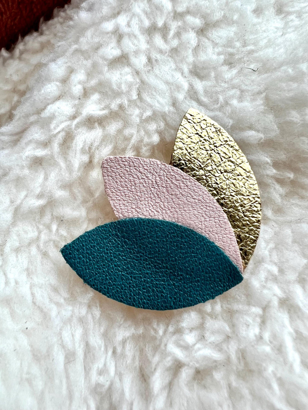 Broche cuir, forme fleur, feuilles, pétales de cuir bleu canard, rose et doré - cadeau femme - fête des mères