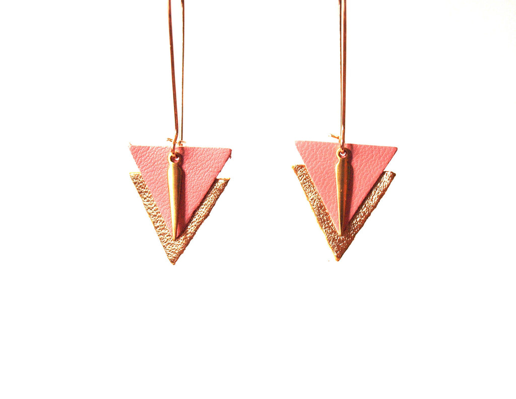 Boucles d'oreilles triangles cuir rose indien et or graphiques, grands crochets style dormeuses dorés laiton et cuir
