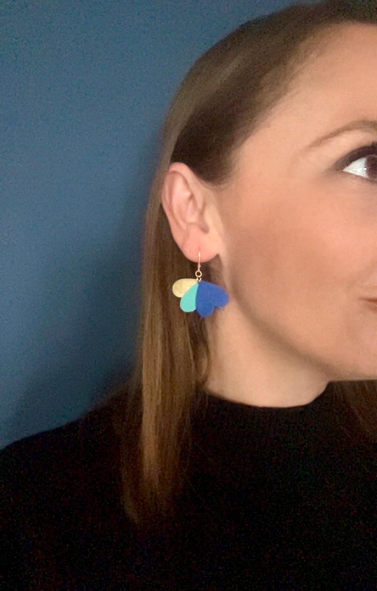 Boucles d’oreilles cœurs bleu turquoise et or en cuir upcyclé, bijoux artisanaux légers faits main, boucles pendantes femme, cadeau original
