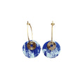 Boucles d’oreilles cuir et liège motif abstrait bleu lavande et blanc - créoles dorées en acier inoxydable