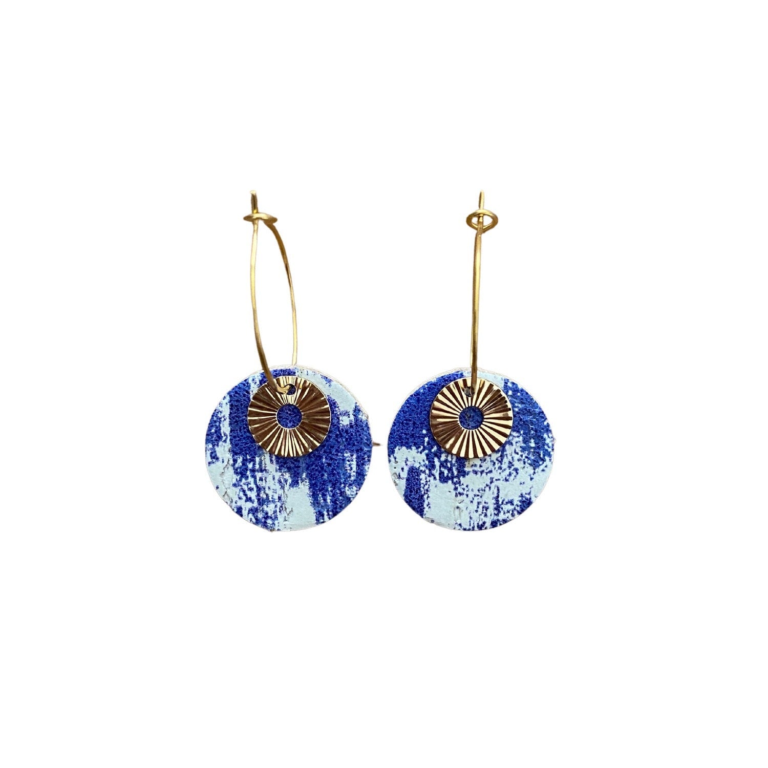 Boucles d’oreilles cuir et liège motif abstrait bleu lavande et blanc - créoles dorées en acier inoxydable