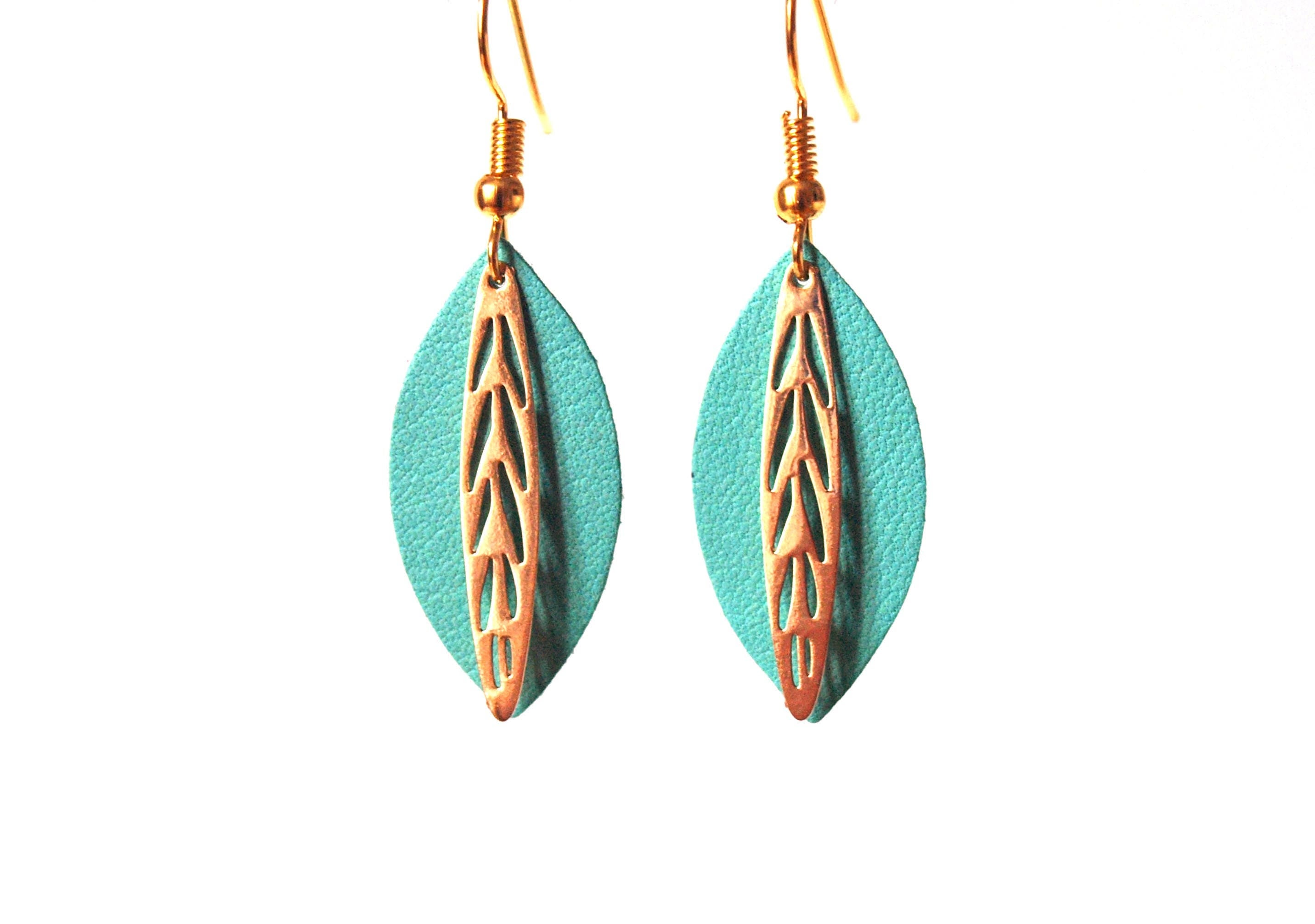 Boucles d'oreilles cuir bleu outremer et or - feuille de cuir sur monture crochet laiton doré - turquoise - cadeau femme été - modèle Fiona