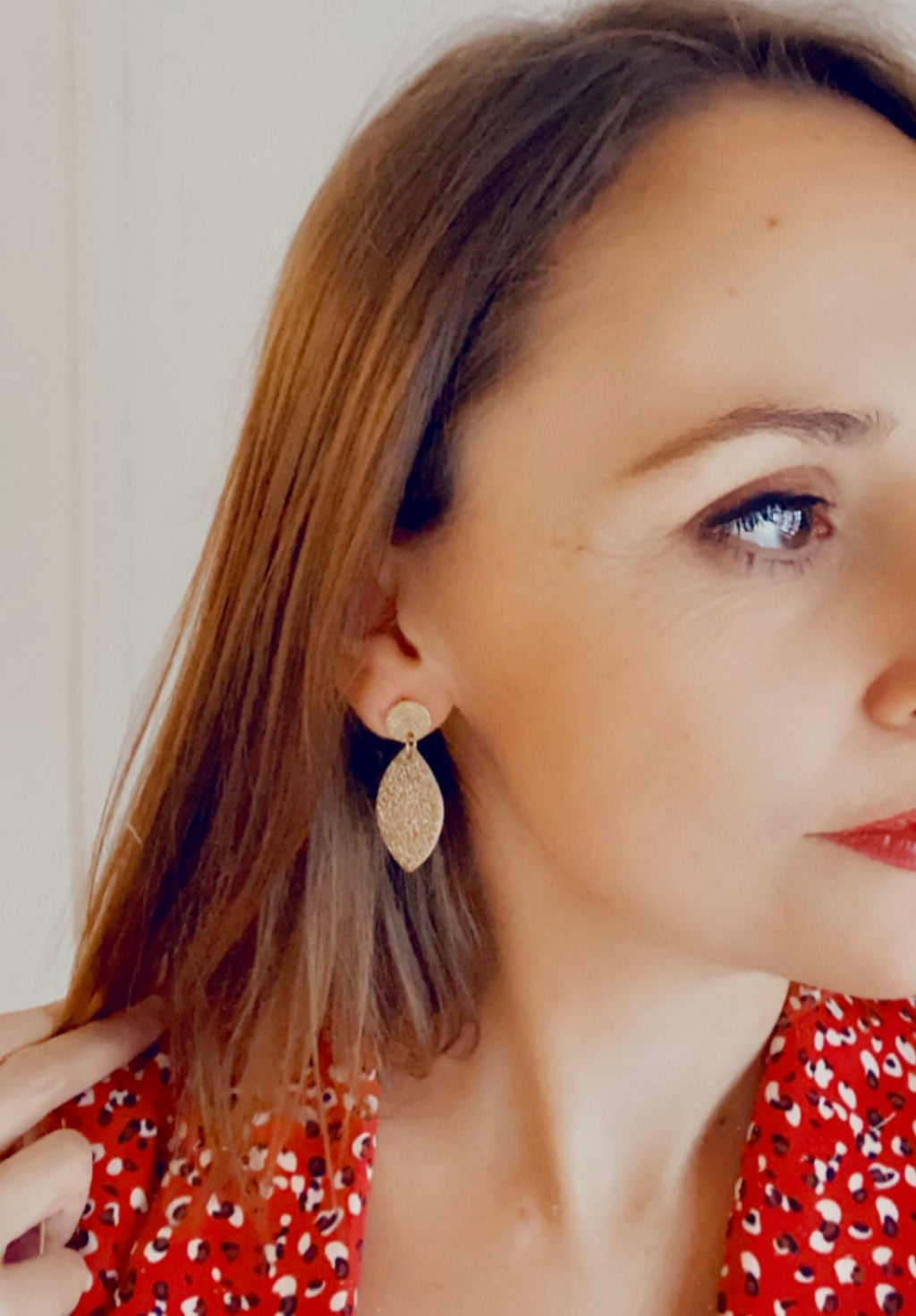 Boucles d'oreilles dorées à paillettes en liège, cuir et acier forme feuille LOAN