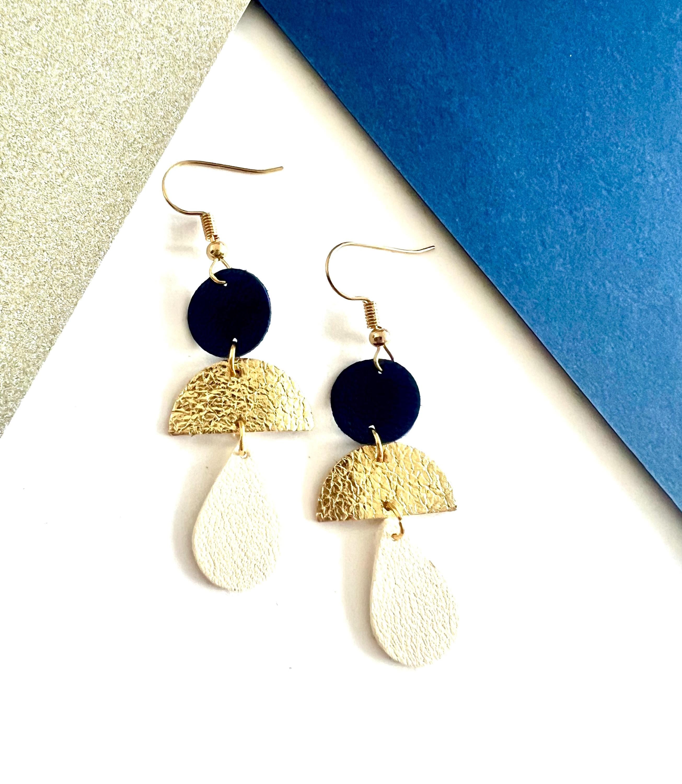 Boucles d’oreilles en cuir pendantes légères et graphiques faites main, style marin bleu marin or et blanc cassé - cadeau femme