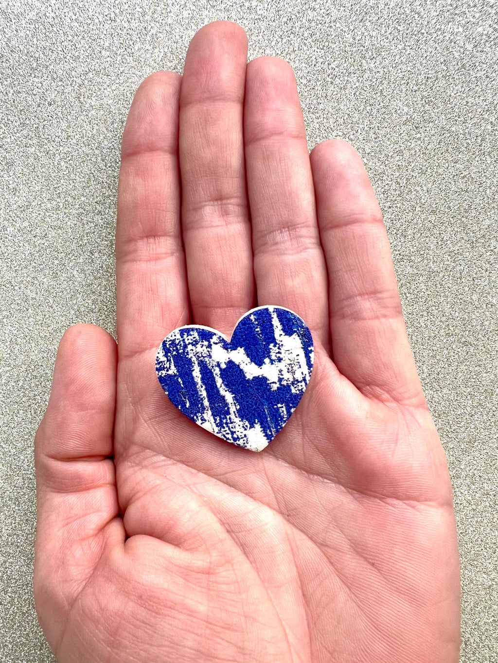 Broche bleue à pois blancs en liège forme cœur - cadeau fête des mères  cadeau maîtresse - cadeau pour elle - cadeau femme  broche originale