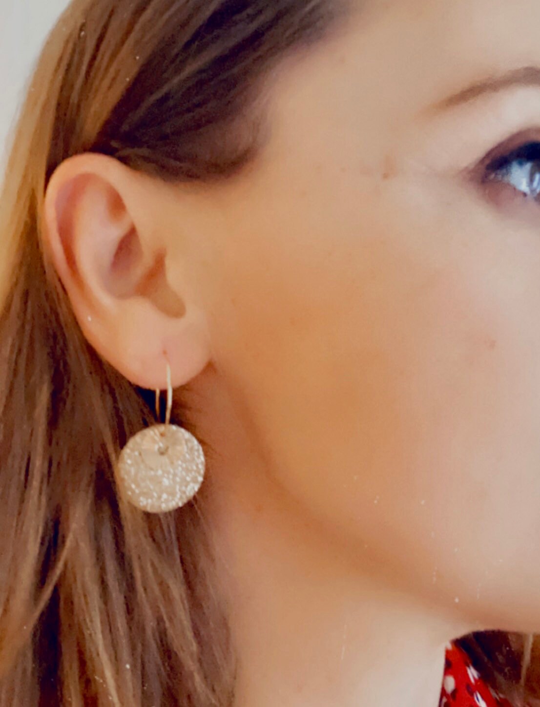 Boucles d’oreilles cuir et liège motif floral sur fond bleu créoles dorées en acier inoxydable