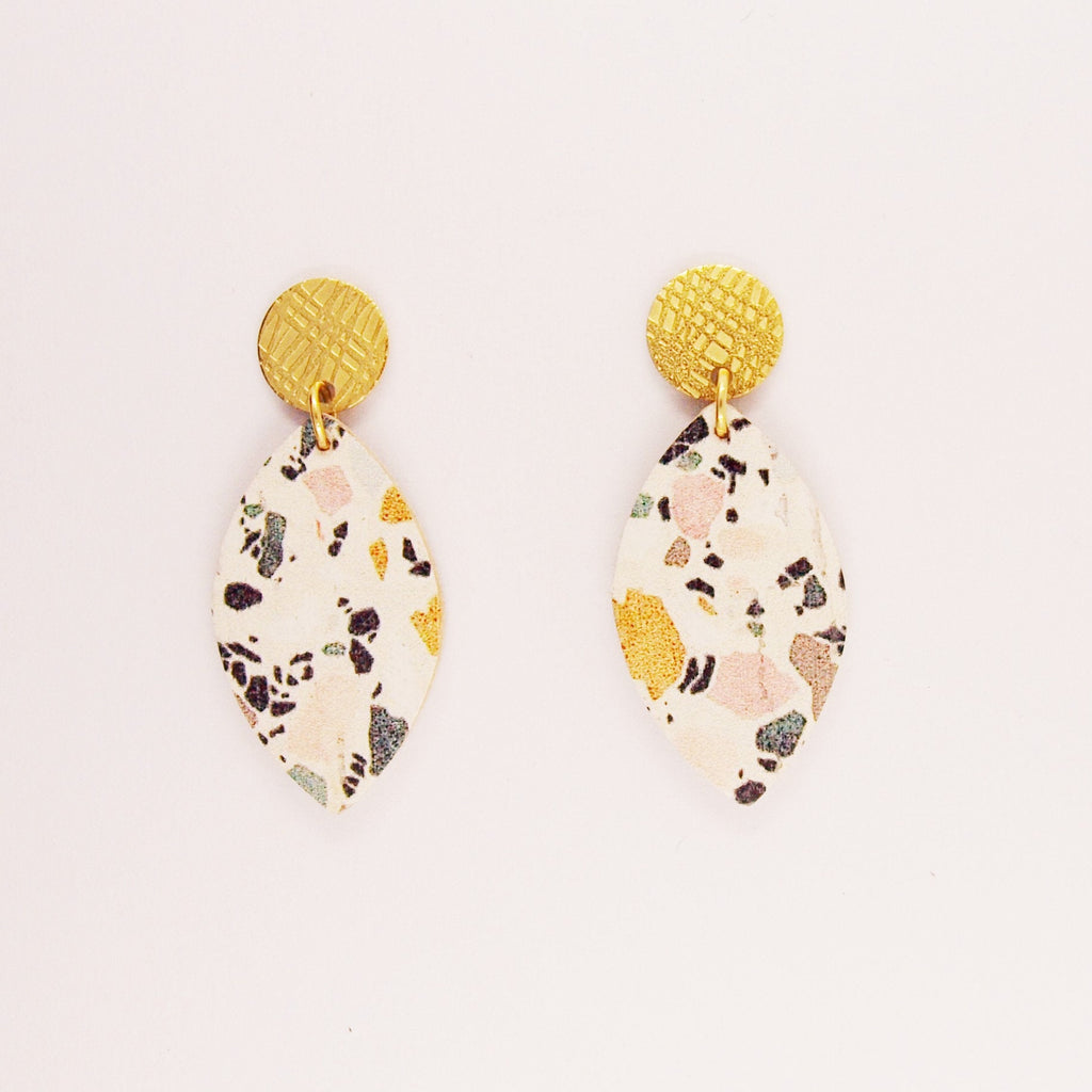 Boucles d'oreilles terrazzo en liège, cuir et acier forme feuille LOAN