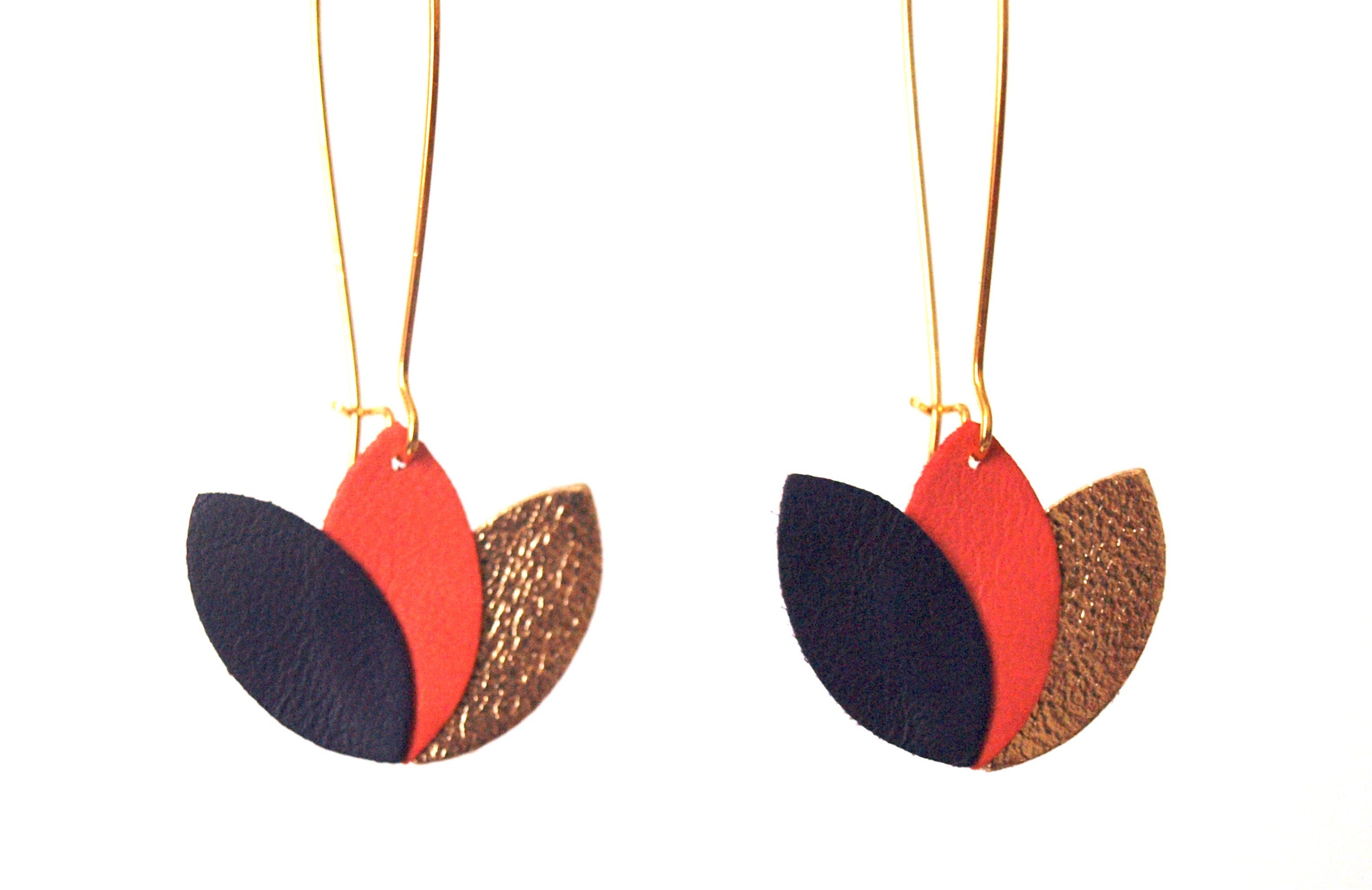 Boucles d'oreilles en cuir bleu nuit corail et or - fleur de lotus graphique sur longue monture en laiton doré style dormeuse - cadeau